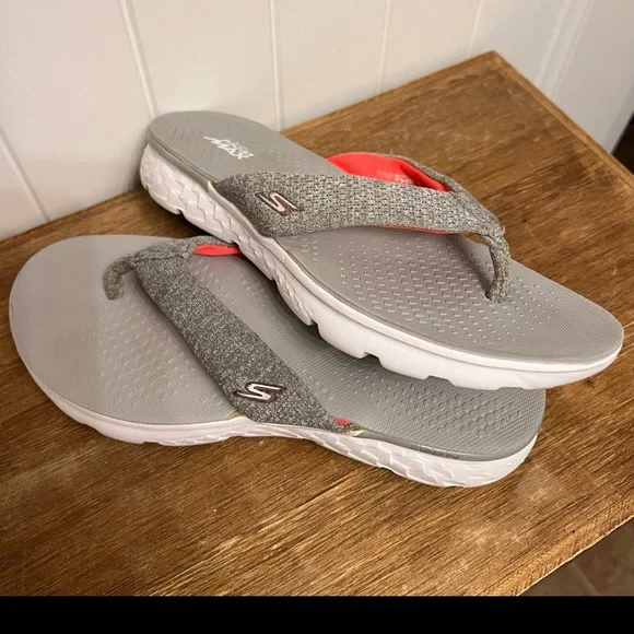 Skechers Women's On The Go 400 Vivacity Thong Sandal in Grey - Size 8 - Picture 2 of 4